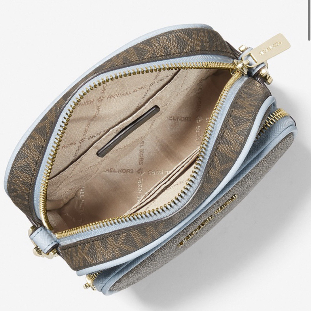 Michael Kors(マイケルコース)の新品　マイケルコース　バッグ　現行　ペールブルーが可愛い王道MKブラウン レディースのバッグ(ショルダーバッグ)の商品写真