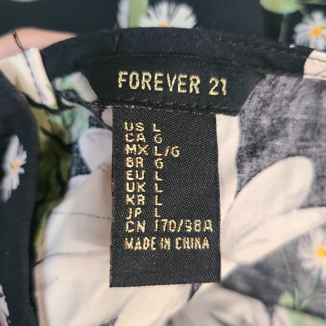 FOREVER 21(フォーエバートゥエンティーワン)のForever21　花柄　ブラウス レディースのトップス(シャツ/ブラウス(半袖/袖なし))の商品写真