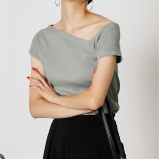 アズールバイマウジー(AZUL by moussy)の新品！アシンメトリーショルダーリブトップス(カットソー(半袖/袖なし))