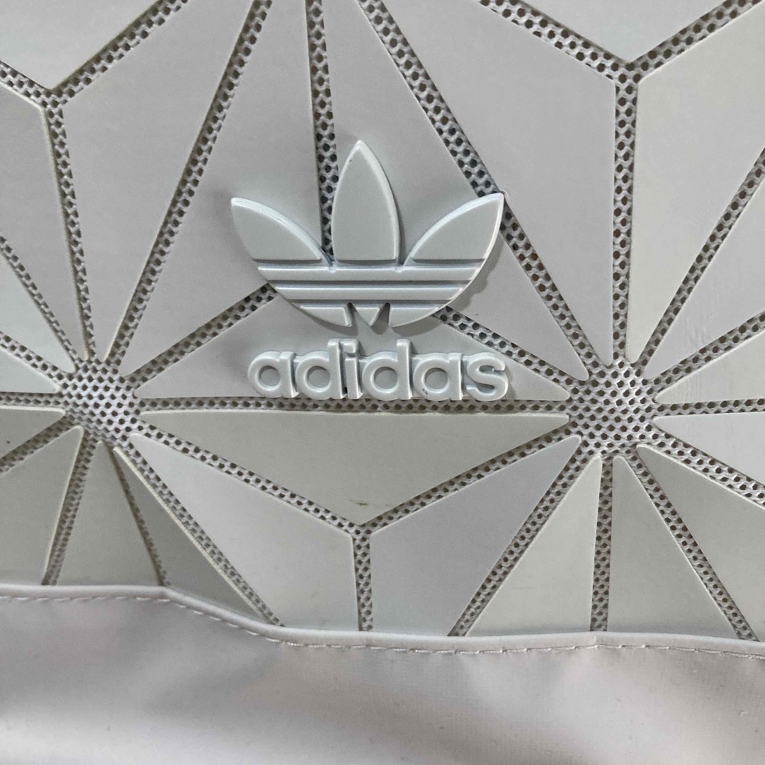 adidas(アディダス)のアディダス　リュック　白 レディースのバッグ(リュック/バックパック)の商品写真