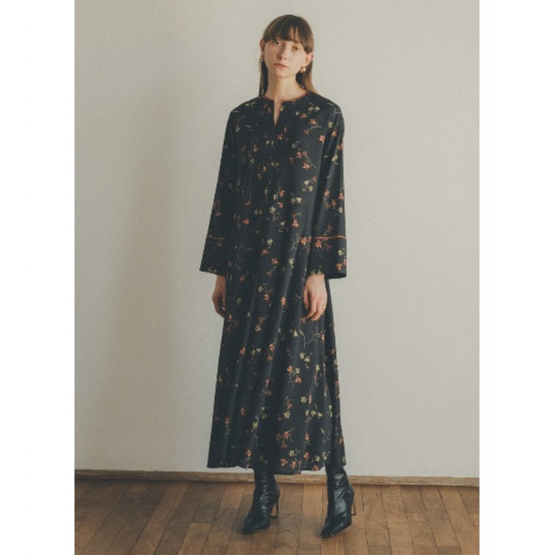 CLANE(クラネ)のclane DRESS FLOWER PIN TUCK ONE PIECE ② レディースのワンピース(ロングワンピース/マキシワンピース)の商品写真