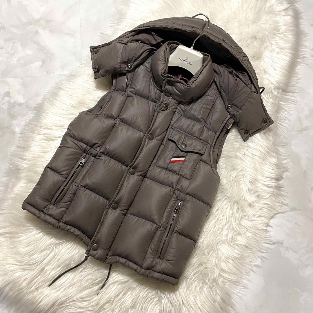 MONCLER(モンクレール)の本物美品 モンクレール  フード付き W-ZIP ダウン ベスト 0 グレージュ メンズのジャケット/アウター(ダウンベスト)の商品写真