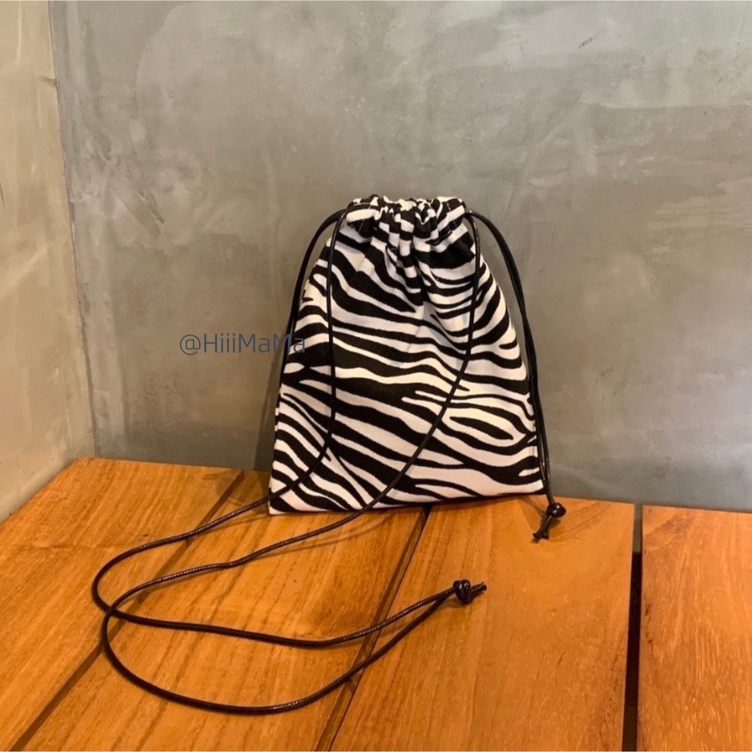 ゼブラ ミニ 巾着 ショルダー バッグ シンプル 韓国 プチプラ モノトーン レディースのファッション小物(ポーチ)の商品写真
