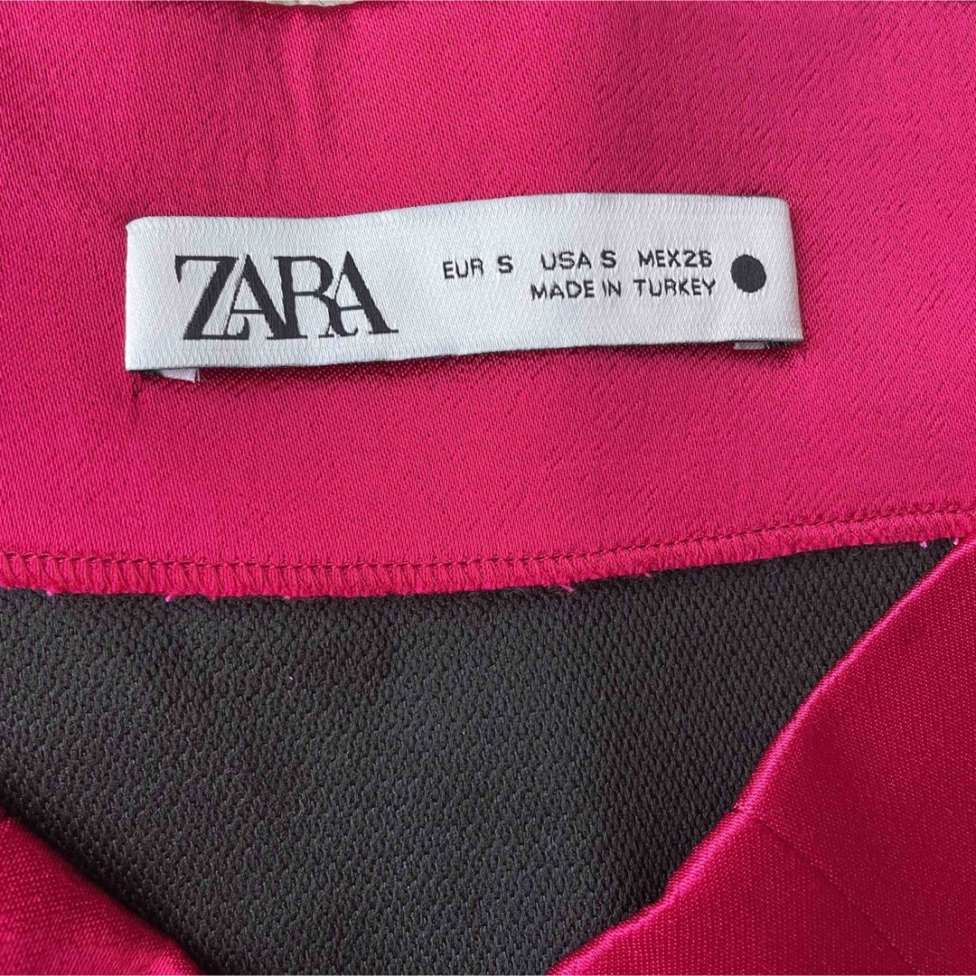 ZARA(ザラ)の新品　ZARA  ミニスカート  ショッキングピンク　ラウンドカット レディースのスカート(ミニスカート)の商品写真