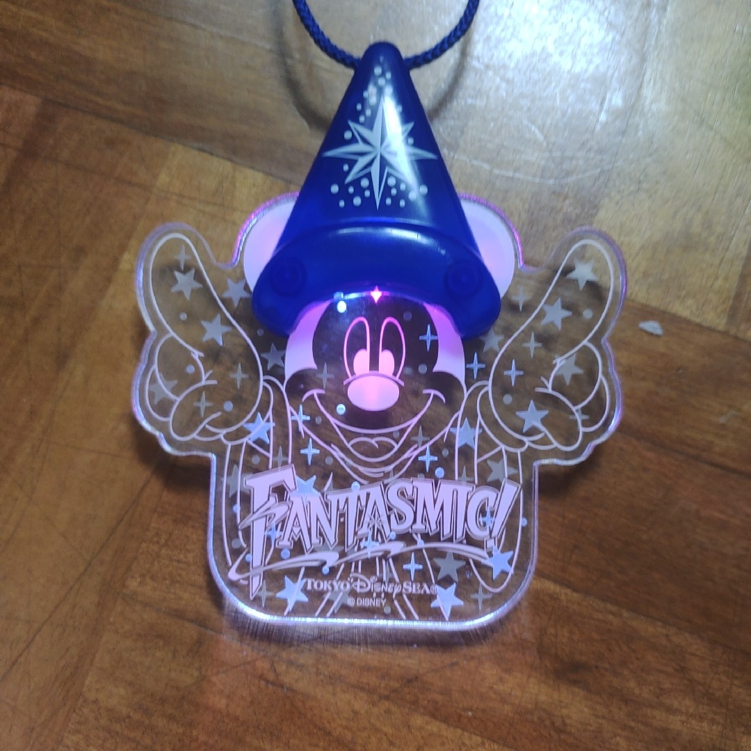 Disney(ディズニー)のFANTASMIC! ミッキー ライト ライティングネックレス 光る エンタメ/ホビーのおもちゃ/ぬいぐるみ(キャラクターグッズ)の商品写真