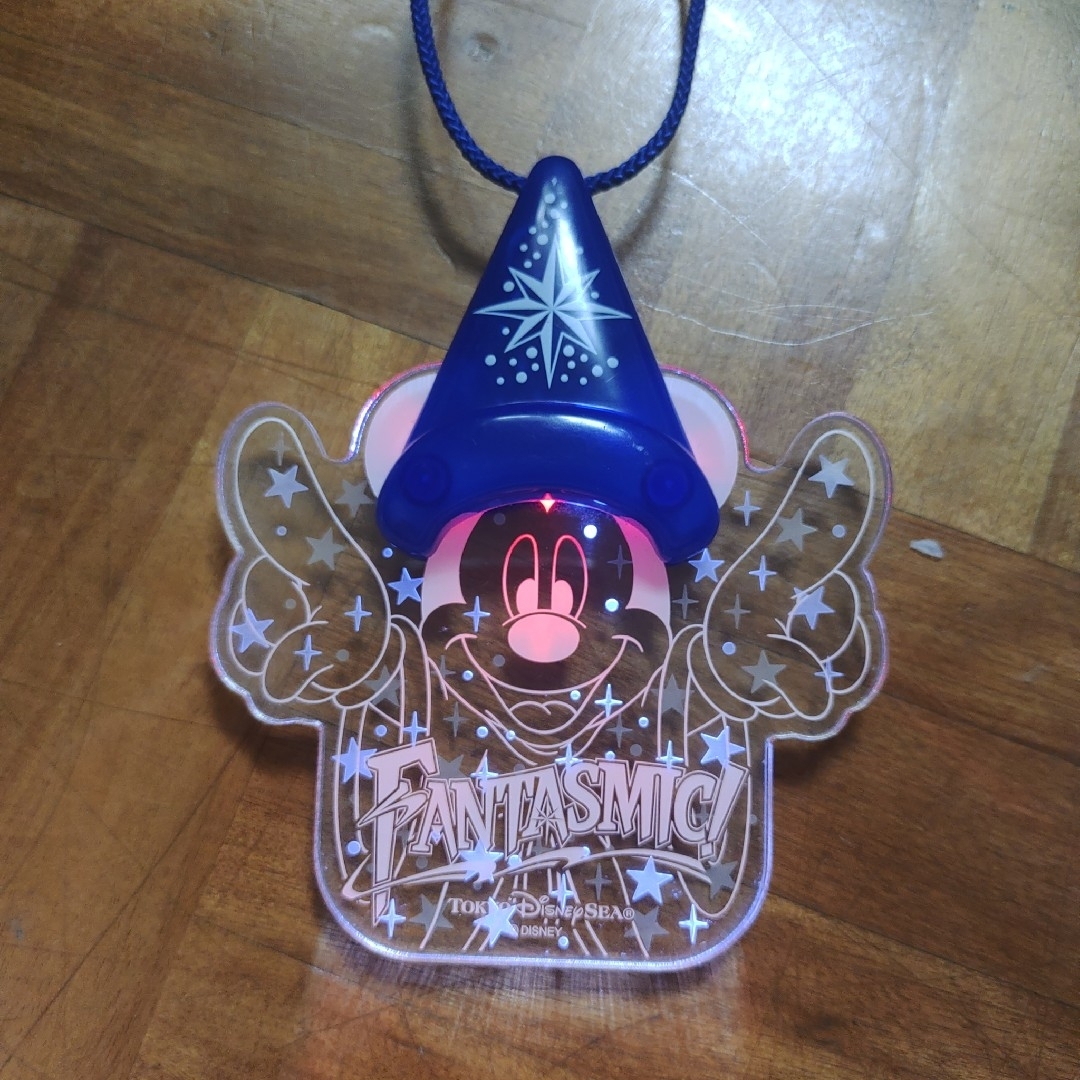 Disney(ディズニー)のFANTASMIC! ミッキー ライト ライティングネックレス 光る エンタメ/ホビーのおもちゃ/ぬいぐるみ(キャラクターグッズ)の商品写真