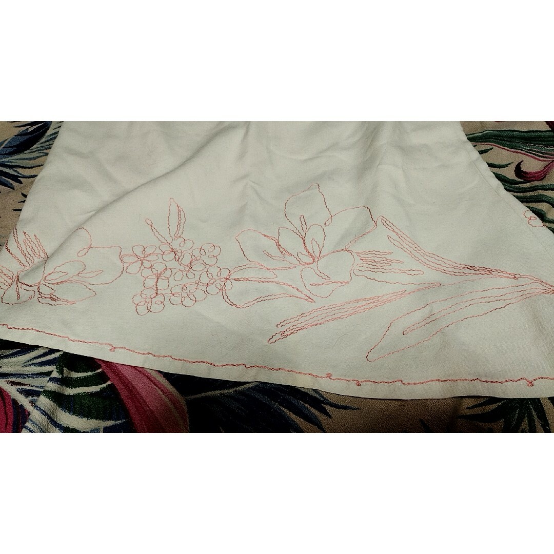 jun ashida(ジュンアシダ)の美品♥ミスアシダ♥アシンメトリースカート♥花柄♥麻♥絹♥ひざ丈♥レッド♥ホワイト レディースのスカート(ひざ丈スカート)の商品写真