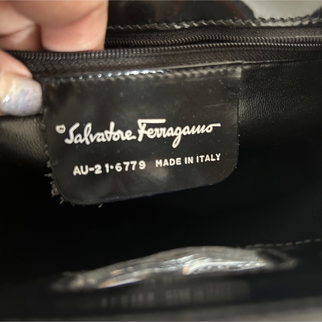 salvatore ferragamo フェラガモ 光沢レザー ショルダーバッグ