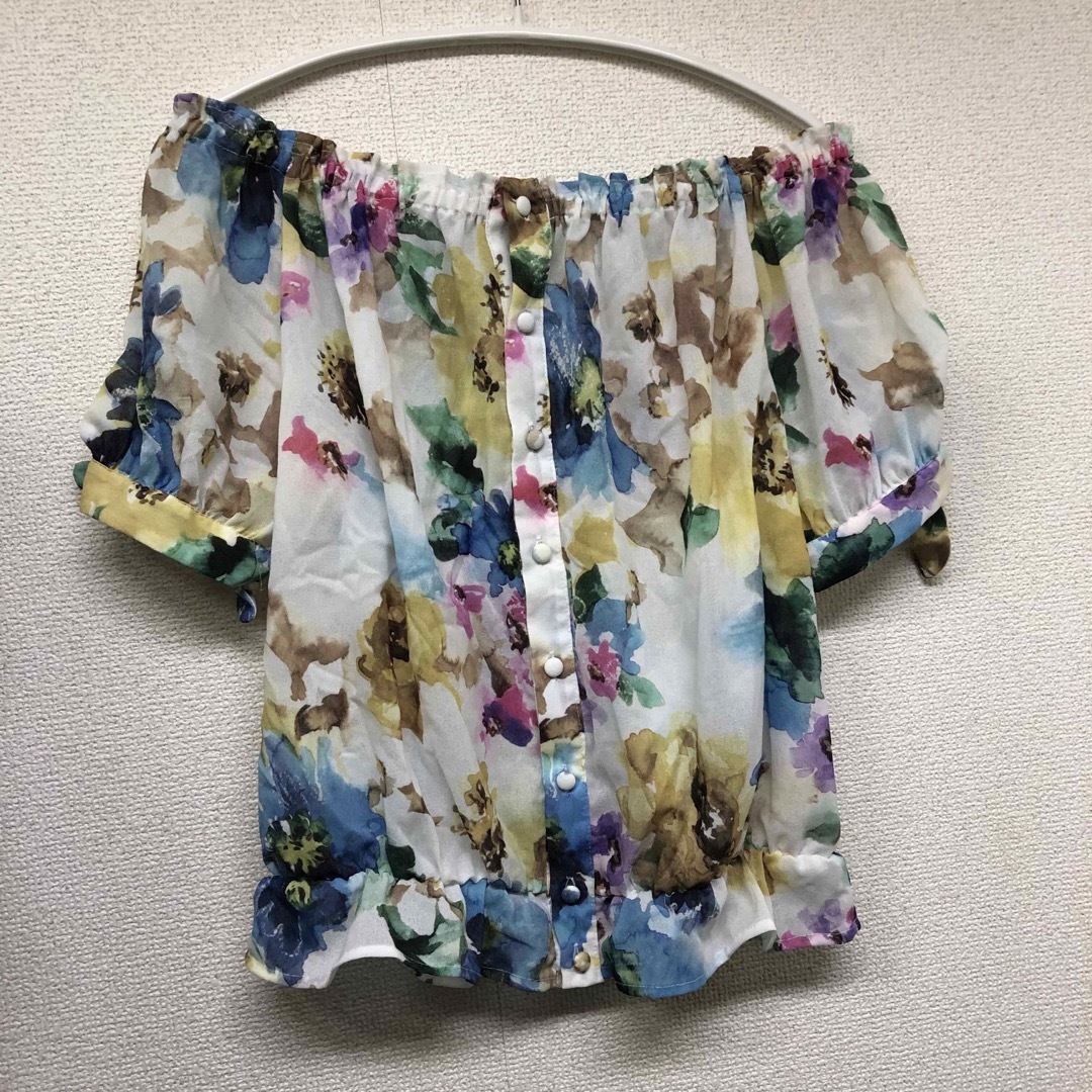 Khaju(カージュ)の【美品】KHAJU カージュ 花柄 オフショルダー　ショート丈 ブラウス　 レディースのトップス(カットソー(半袖/袖なし))の商品写真