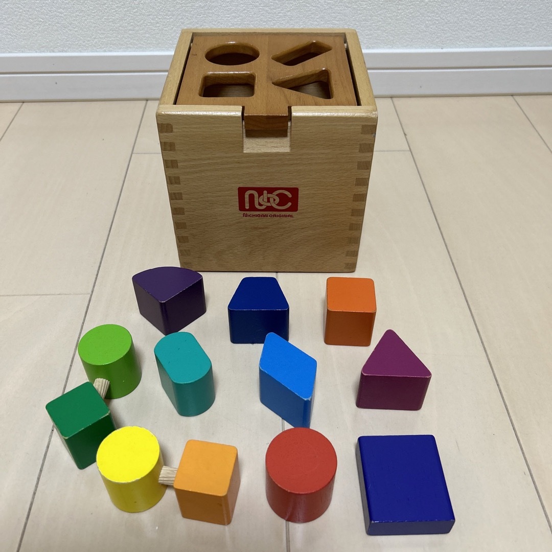 NICHIGAN(ニチガン)のニチガン　ドロップインザボックス　知育玩具　型はめパズル キッズ/ベビー/マタニティのおもちゃ(知育玩具)の商品写真