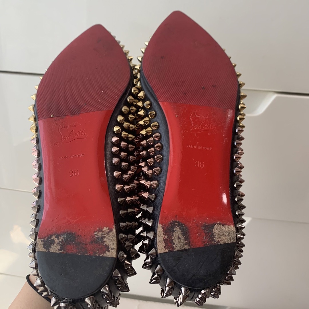 Christian Louboutin(クリスチャンルブタン)の専用　クリスチャンルブタン　ブラックレザー　スタッズ　パンプス レディースの靴/シューズ(ハイヒール/パンプス)の商品写真