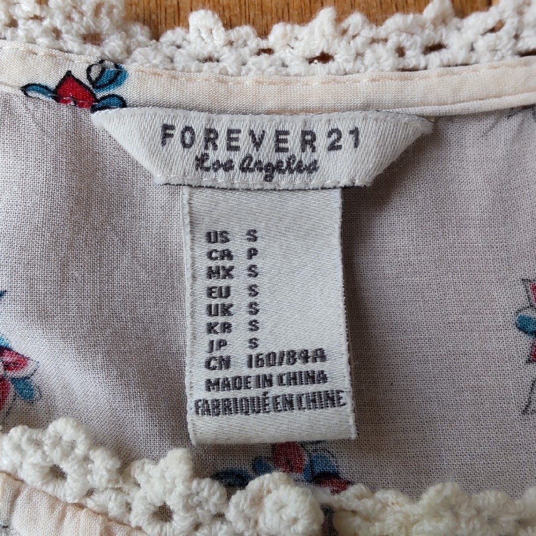 FOREVER 21(フォーエバートゥエンティーワン)のレース使い　半袖ブラウス　柄物 レディースのトップス(シャツ/ブラウス(半袖/袖なし))の商品写真