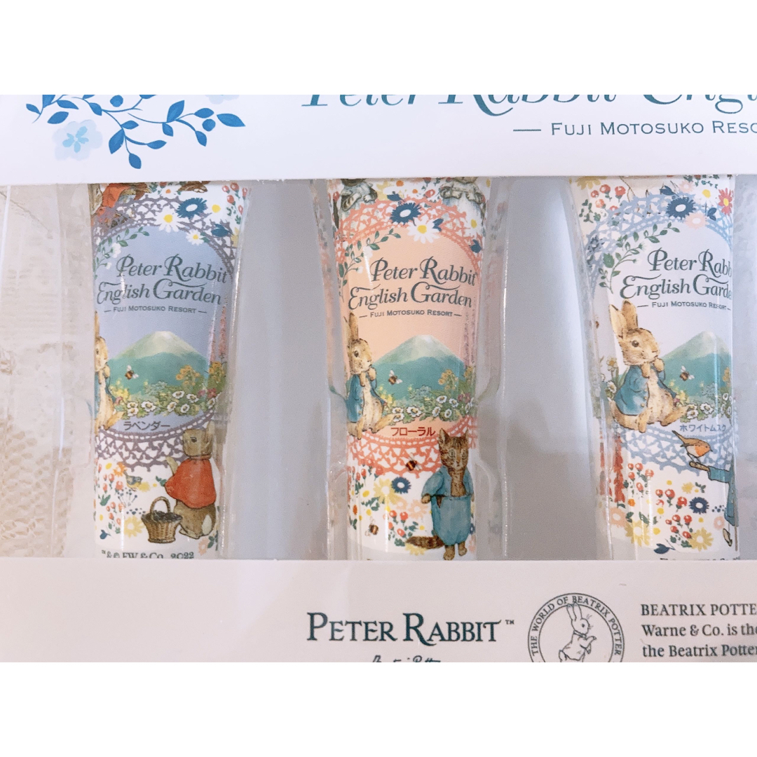 PETER RABBIT（TM）(ピーターラビット)の新品未使用 ピーターラビット ハンドクリーム  イングリッシュガーデン 限定 コスメ/美容のボディケア(ハンドクリーム)の商品写真