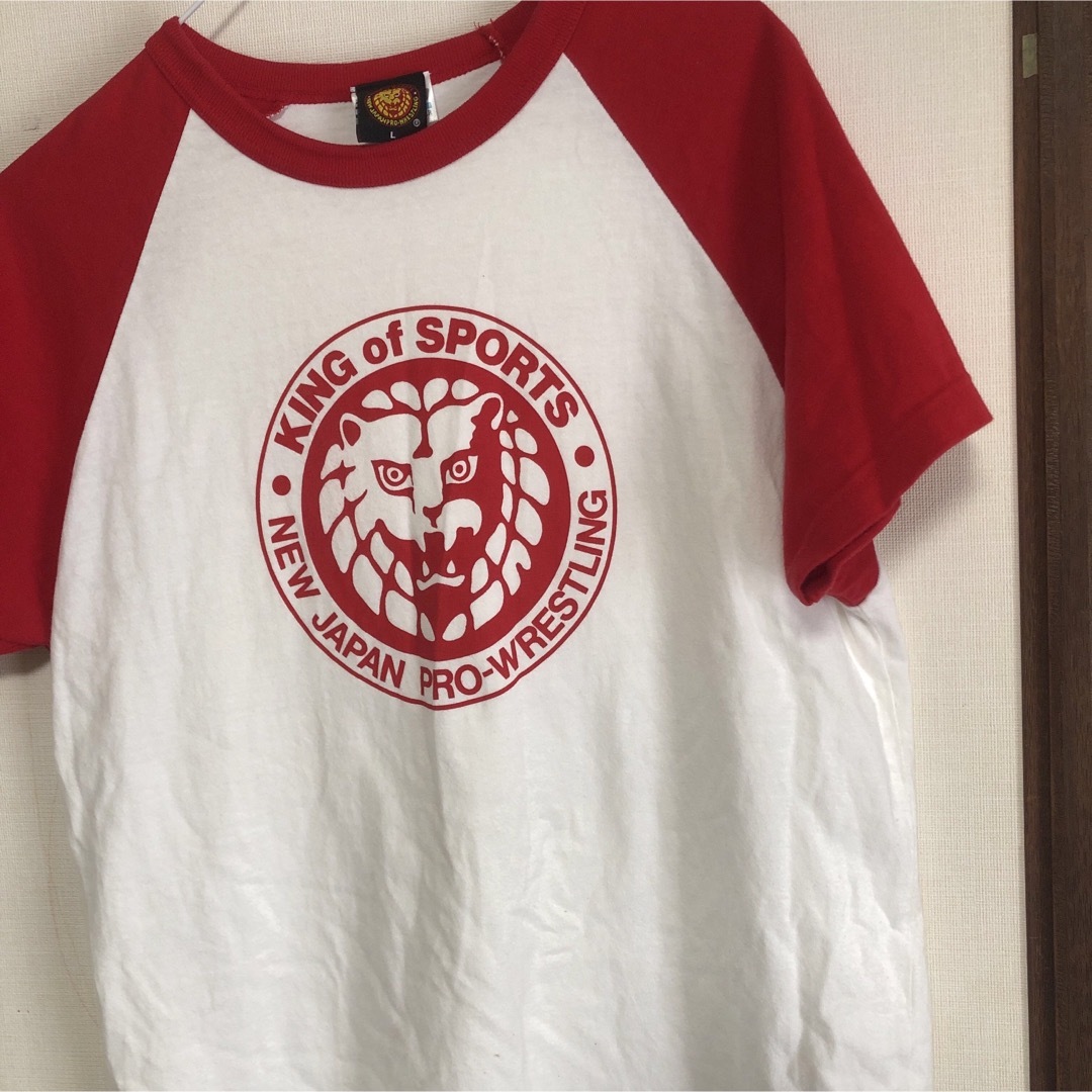 新日本プロレス　Tシャツ　赤　ライオンマーク スポーツ/アウトドアのスポーツ/アウトドア その他(格闘技/プロレス)の商品写真