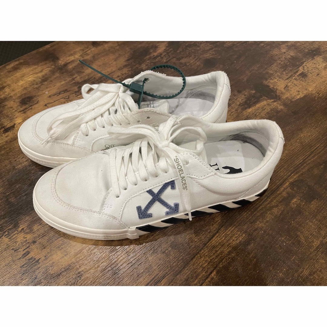 OFF-WHITE(オフホワイト)のIvory suede Low Vulcanized sneakers メンズの靴/シューズ(スニーカー)の商品写真