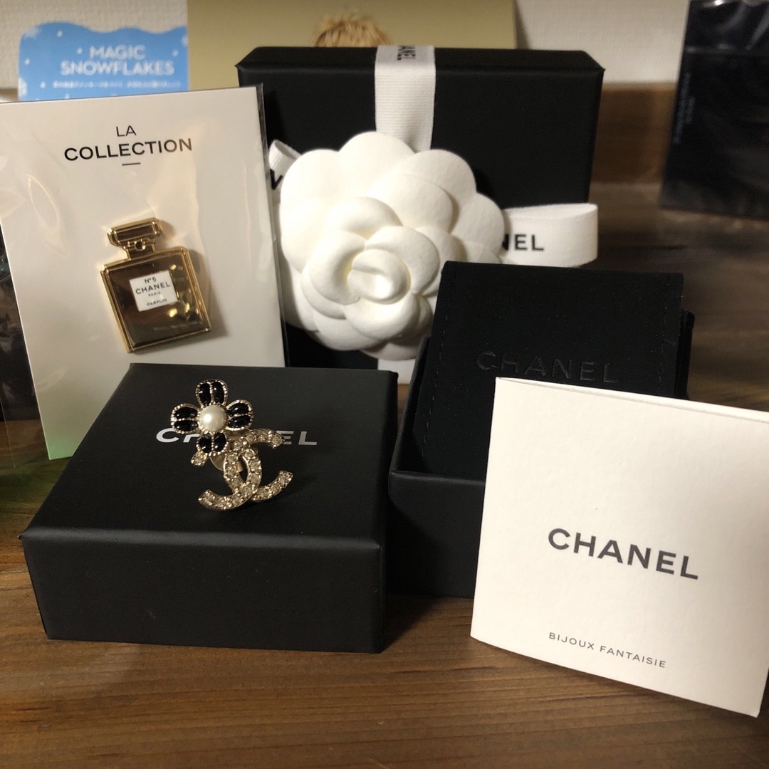 CHANEL 新品 ブローチ ココマーク 香水瓶 - ブローチ/コサージュ