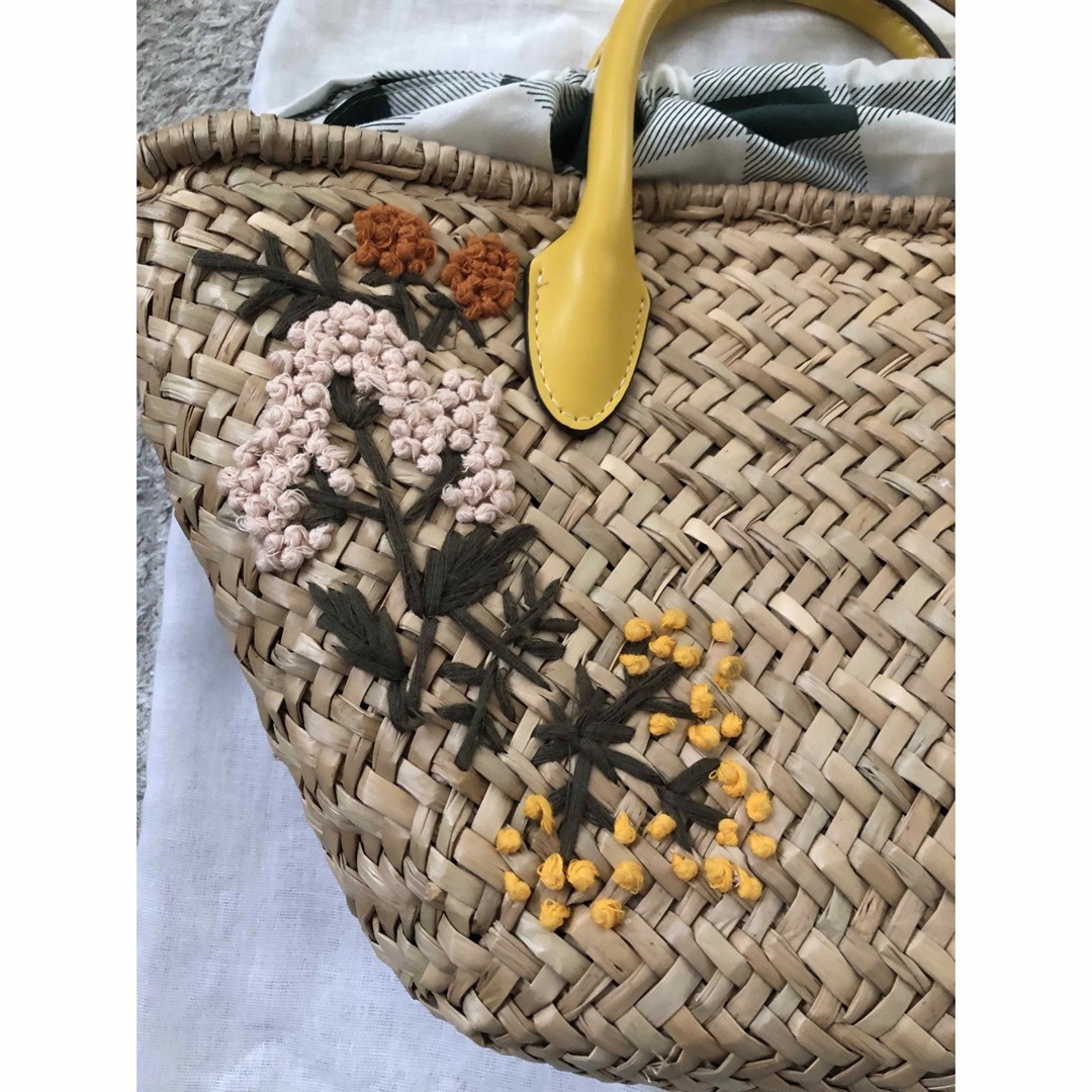 ZARA(ザラ)のZARA 刺繍　花柄　ラフィアバッグ　カゴバッグ レディースのバッグ(かごバッグ/ストローバッグ)の商品写真