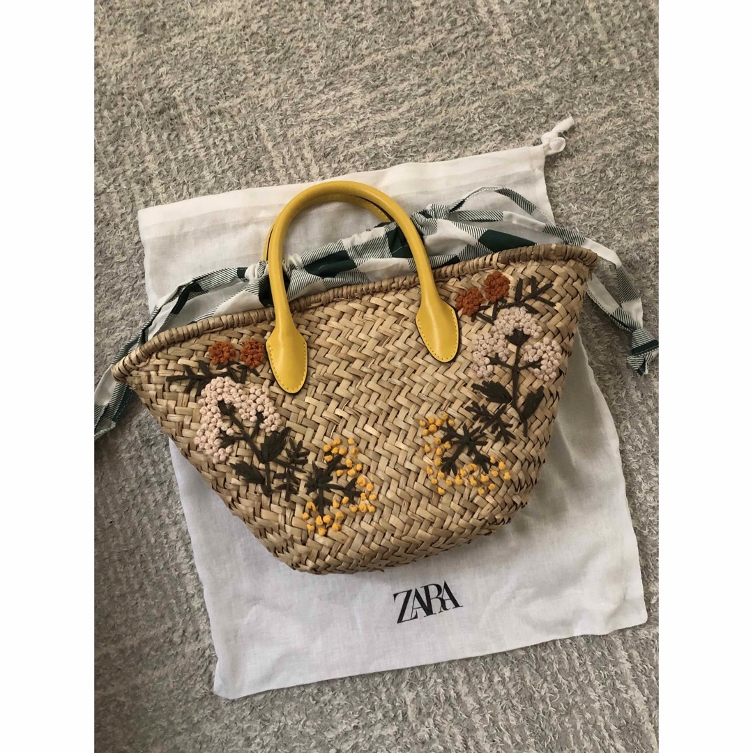 ZARA(ザラ)のZARA 刺繍　花柄　ラフィアバッグ　カゴバッグ レディースのバッグ(かごバッグ/ストローバッグ)の商品写真