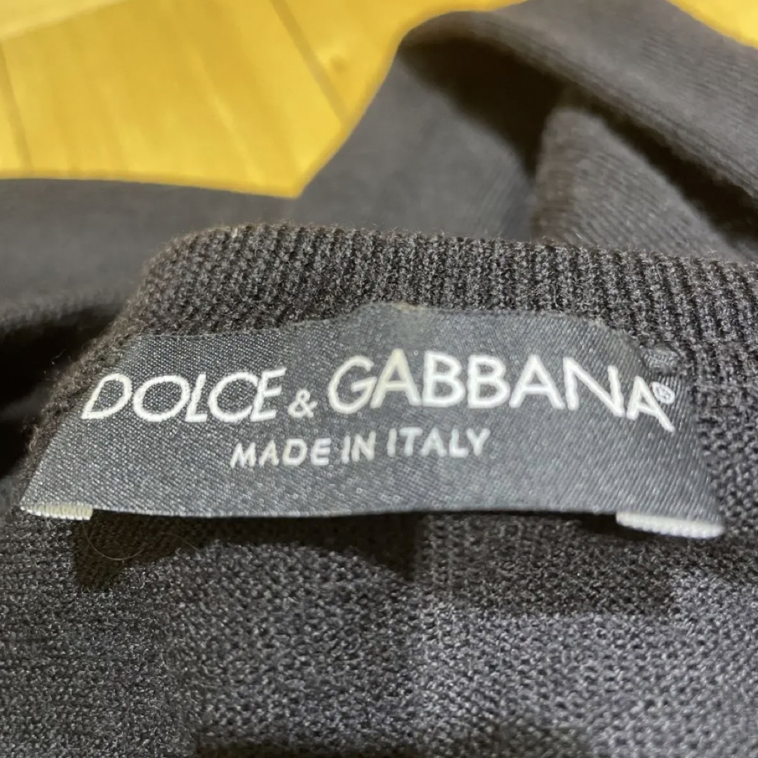 DOLCE&GABBANA(ドルチェアンドガッバーナ)のドルチェ&ガッバーナ　Vセーター黒色刺繍ワッペン付きセ メンズのトップス(ニット/セーター)の商品写真