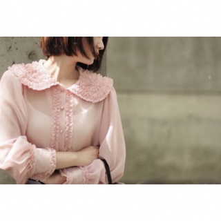 Akiki フラワーブラウス ピンクの通販 by みこ's shop｜ラクマ