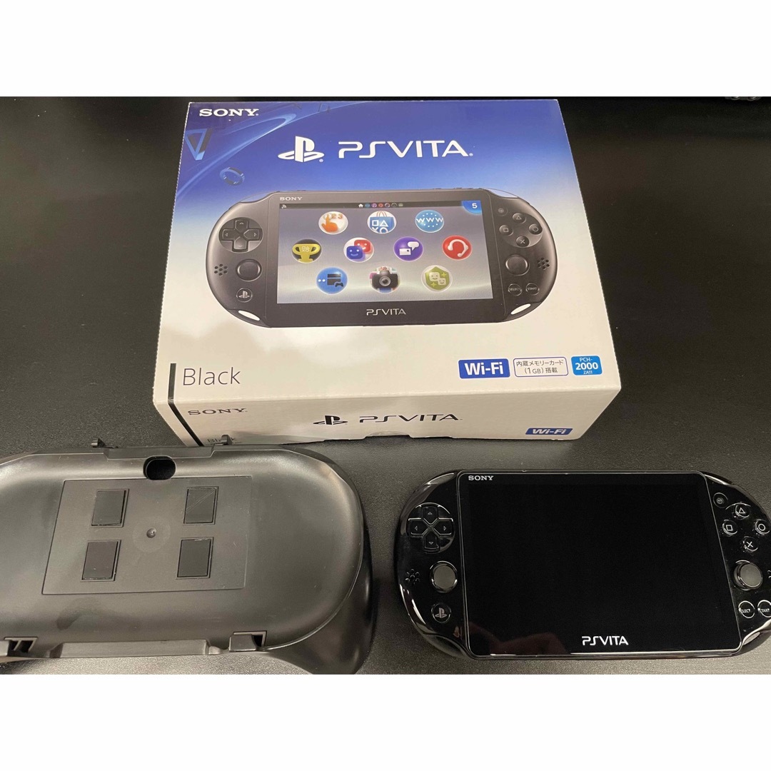 PlayStation Vita(プレイステーションヴィータ)のPSVITA 本体  PCH-2000 ZA11 ブラック　アタッチメント付き エンタメ/ホビーのゲームソフト/ゲーム機本体(携帯用ゲーム機本体)の商品写真
