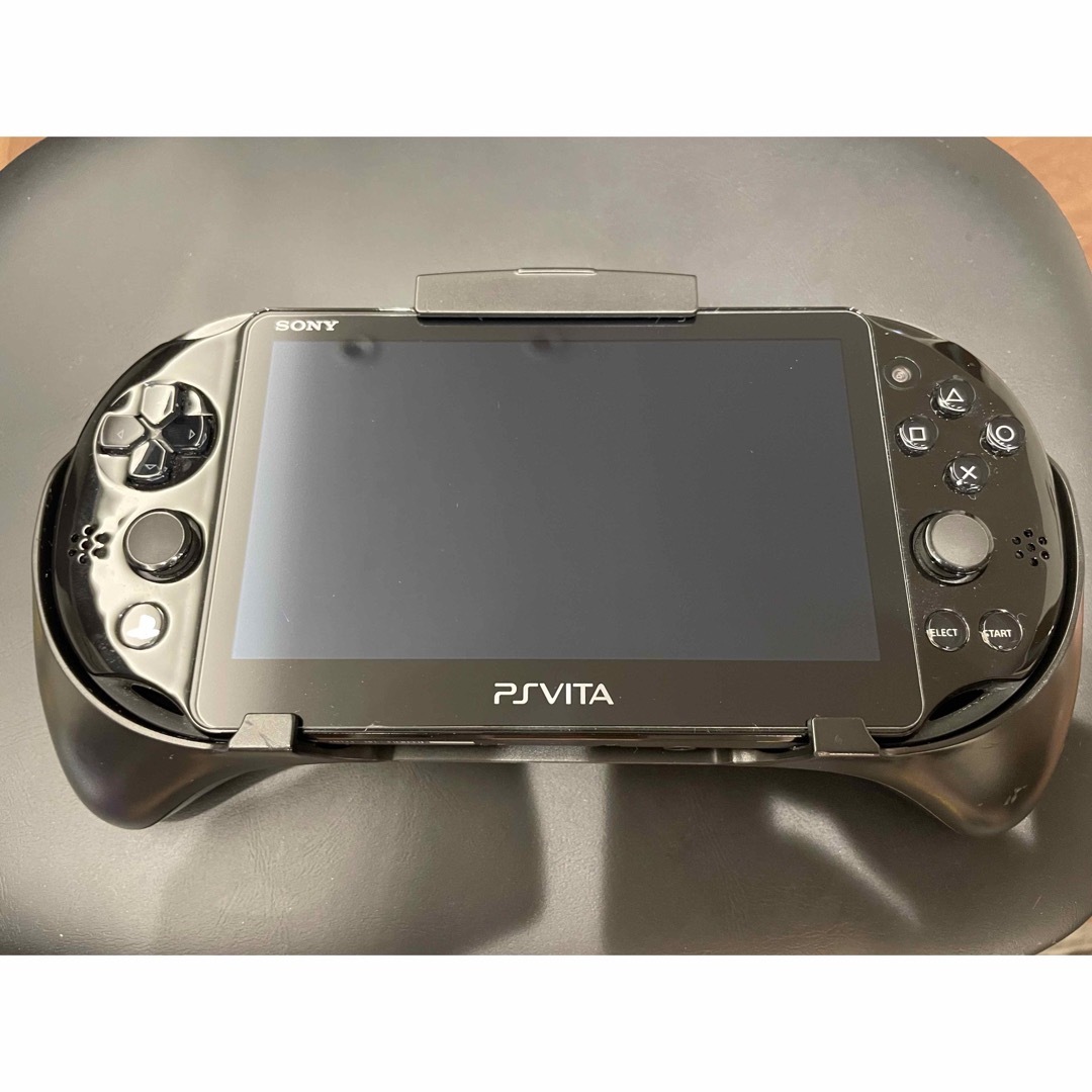 PlayStation Vita(プレイステーションヴィータ)のPSVITA 本体  PCH-2000 ZA11 ブラック　アタッチメント付き エンタメ/ホビーのゲームソフト/ゲーム機本体(携帯用ゲーム機本体)の商品写真