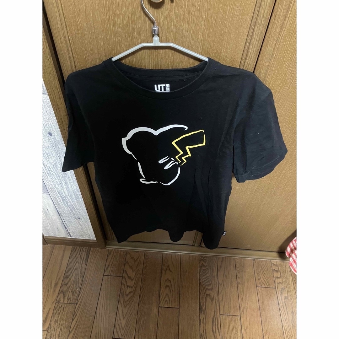 UNIQLO(ユニクロ)のユニクロ　UNIQLO ピカチュウ　黒Tシャツ メンズのトップス(Tシャツ/カットソー(半袖/袖なし))の商品写真