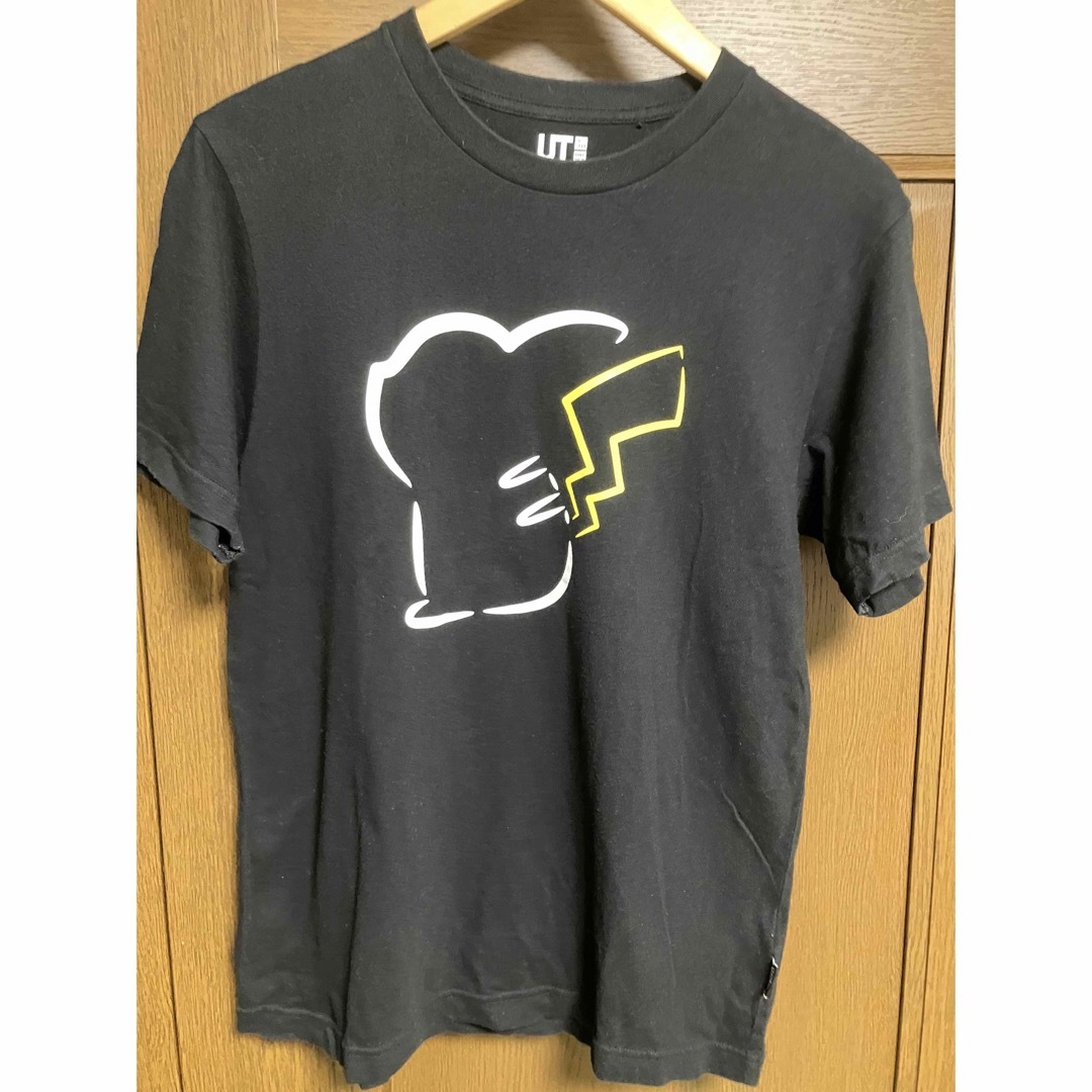 UNIQLO(ユニクロ)のユニクロ　UNIQLO ピカチュウ　黒Tシャツ メンズのトップス(Tシャツ/カットソー(半袖/袖なし))の商品写真