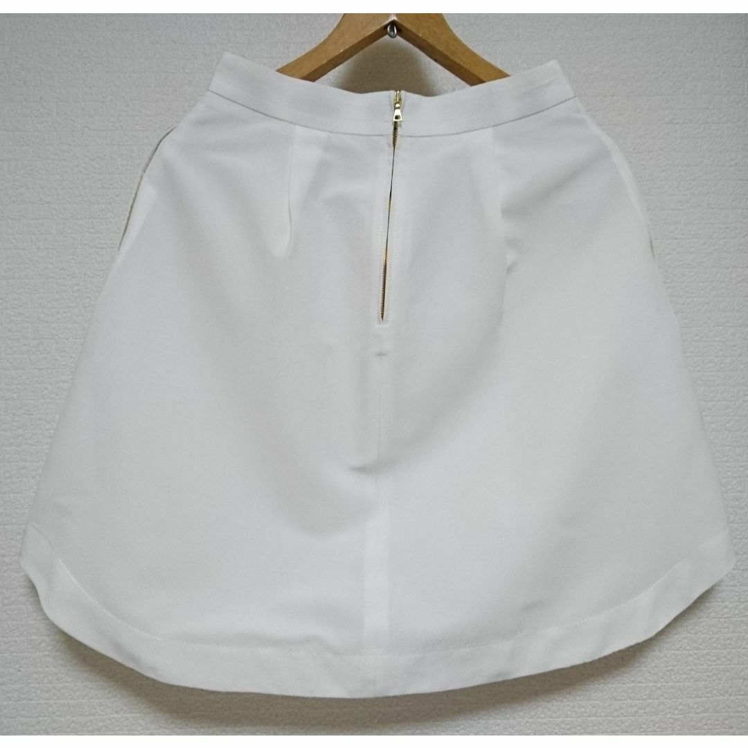 La TOTALITE(ラトータリテ)の小さなシミ1つ ★ ラトータリテ スカート ホワイト 白 40 レディースのスカート(ひざ丈スカート)の商品写真