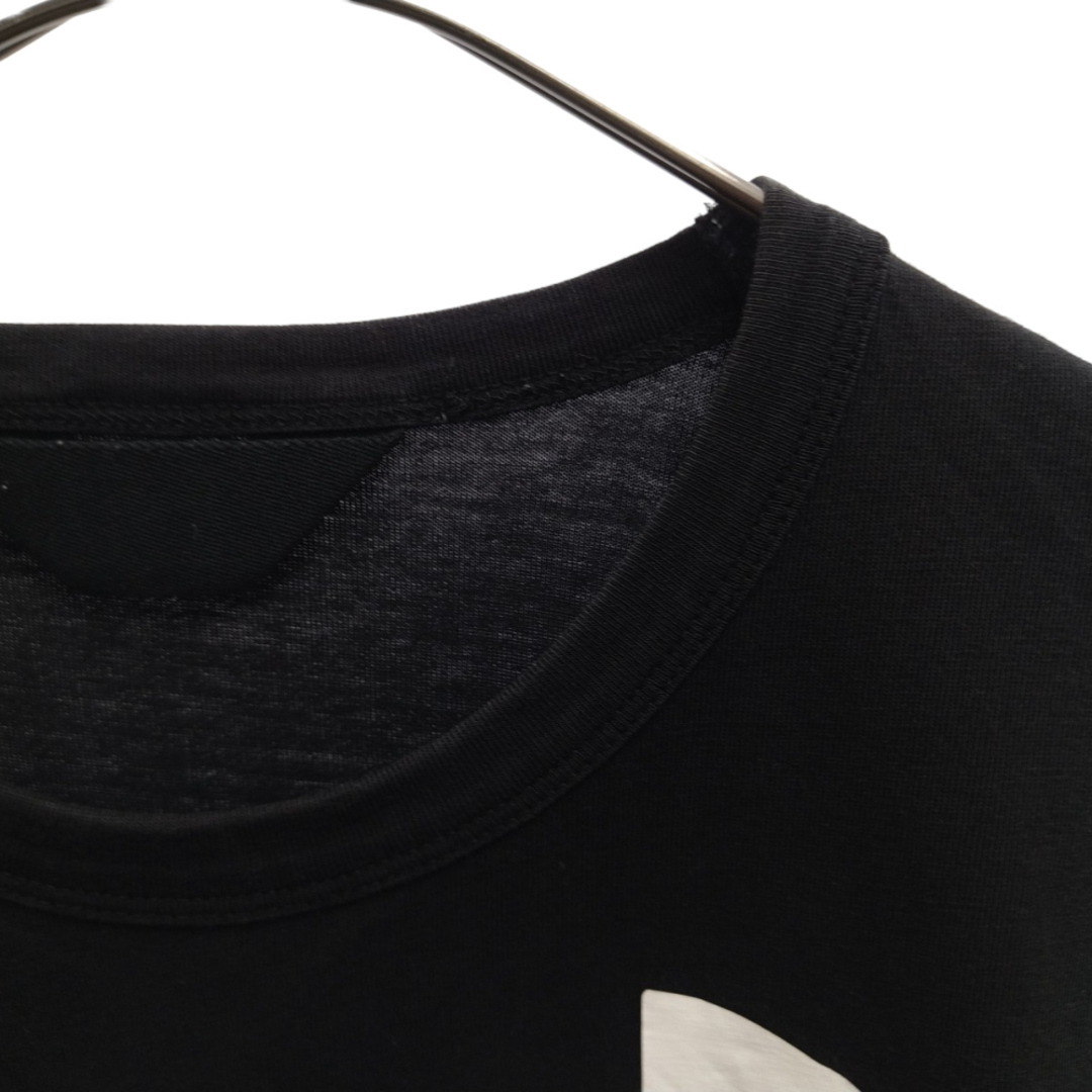 MONCLER(モンクレール)のMONCLER モンクレール MAGLIA T-SHIRT E20918030050 TAKE A HIKE 半袖Tシャツ ブラック半袖Tシャツ メンズのトップス(Tシャツ/カットソー(半袖/袖なし))の商品写真