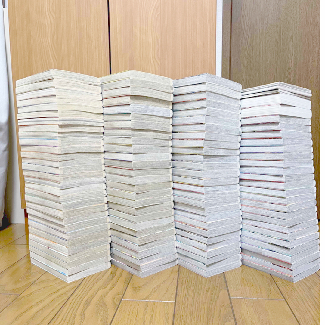 ワンピース全巻(1巻〜106巻)+関連本&グッズ 全巻セット ワンピース全巻(1巻〜106巻)+関連本&グッズ 全巻セット