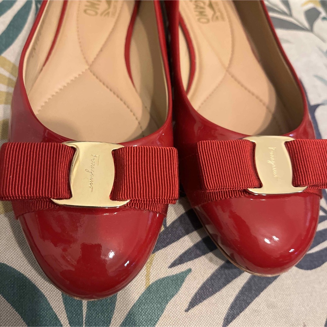 Salvatore Ferragamo(サルヴァトーレフェラガモ)のサルヴァトーレ フェラガモ  バレーシューズ パンプス 赤 8 レディースの靴/シューズ(ハイヒール/パンプス)の商品写真