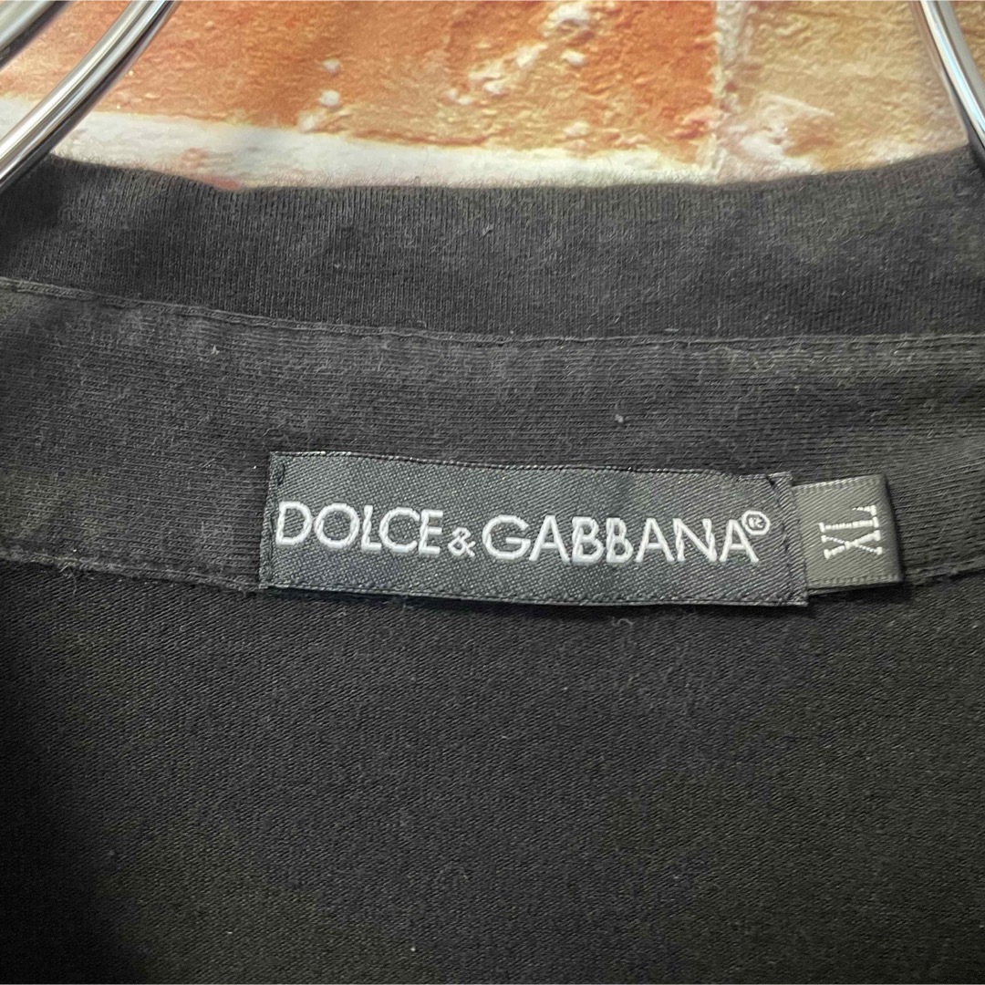 DOLCE&GABBANA(ドルチェアンドガッバーナ)の大人気☆ ドルチェアンドガッパーナ ポロシャツ ゴールドプレート 黒 XLサイズ メンズのトップス(Tシャツ/カットソー(半袖/袖なし))の商品写真