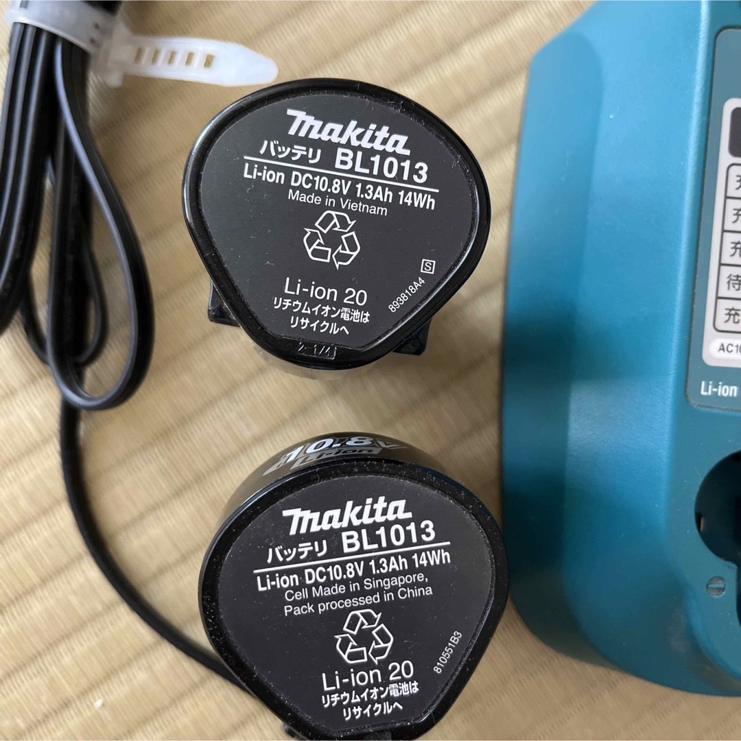 Makita(マキタ)のマキタ  充電器　純正 スマホ/家電/カメラのスマートフォン/携帯電話(バッテリー/充電器)の商品写真