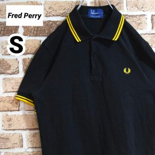 フレッドペリー(FRED PERRY)の《フレッドペリー》黒×イエロー　Sサイズ　刺繍ロゴ　半袖ポロシャツ(ポロシャツ)