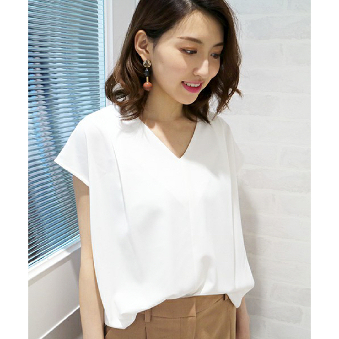 N.Natural beauty basic(エヌナチュラルビューティーベーシック)のN.(Natural Beauty Basic)  タックドレープブラウス レディースのトップス(シャツ/ブラウス(半袖/袖なし))の商品写真