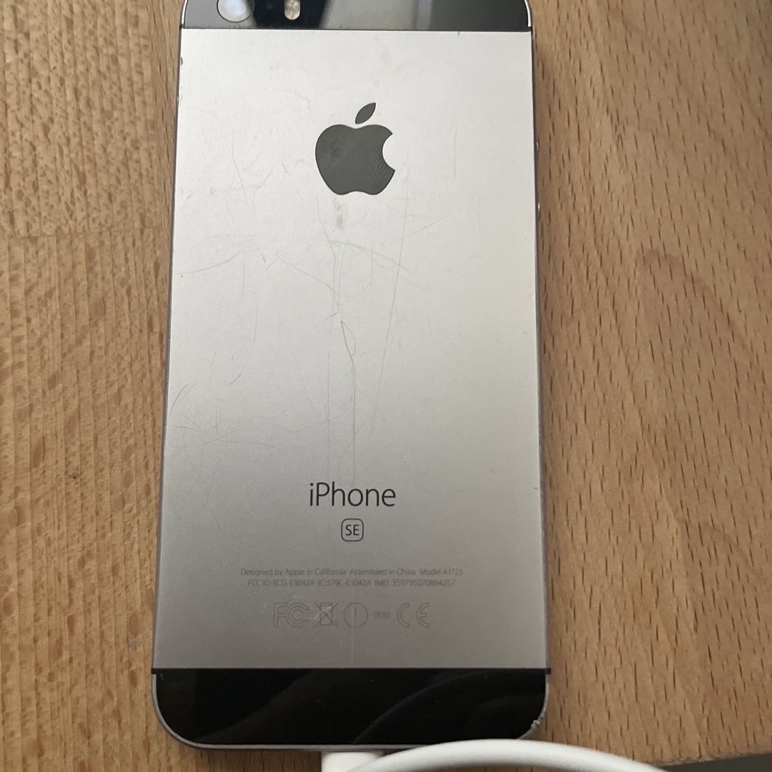 Apple(アップル)のiPhone SE 16G スマホ/家電/カメラのスマートフォン/携帯電話(スマートフォン本体)の商品写真