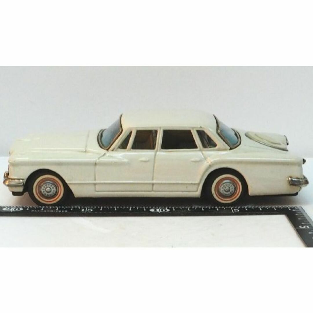 萬代屋【クライスラー バリアント セダン白】ブリキtin toy car【箱無】-