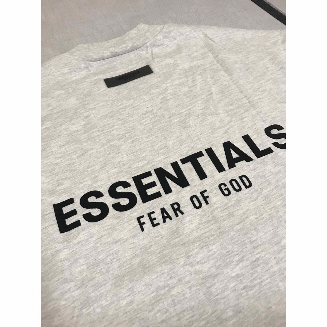 FEAR OF GOD(フィアオブゴッド)の新作FOG Essentials 両面ロゴ Tシャツ ライトグレー S メンズのトップス(Tシャツ/カットソー(半袖/袖なし))の商品写真