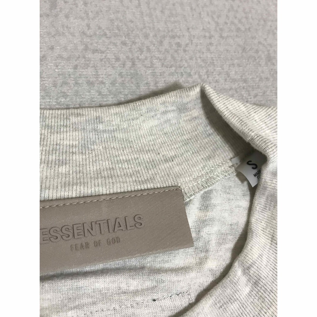 FEAR OF GOD(フィアオブゴッド)の新作FOG Essentials 両面ロゴ Tシャツ ライトグレー S メンズのトップス(Tシャツ/カットソー(半袖/袖なし))の商品写真