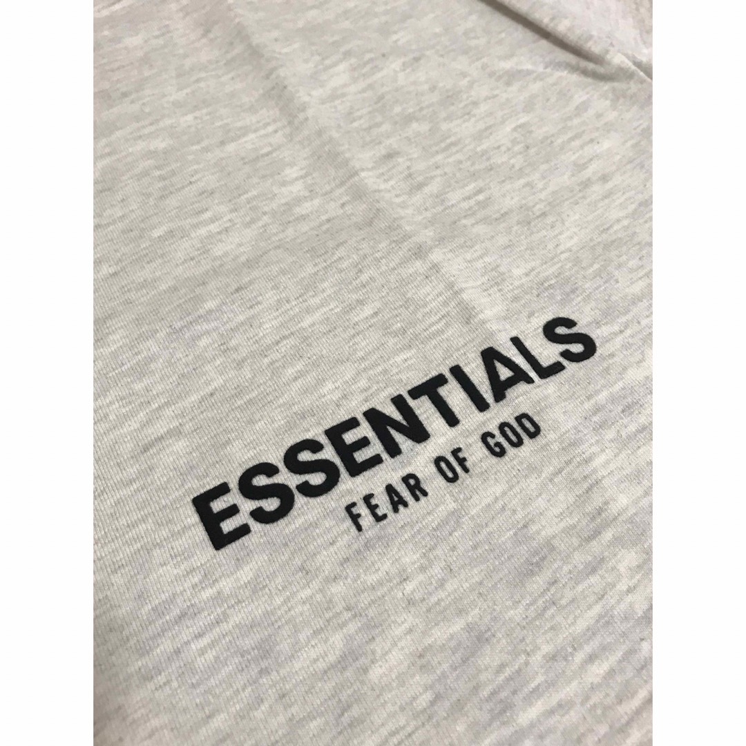 FEAR OF GOD(フィアオブゴッド)の新作FOG Essentials 両面ロゴ Tシャツ ライトグレー S メンズのトップス(Tシャツ/カットソー(半袖/袖なし))の商品写真