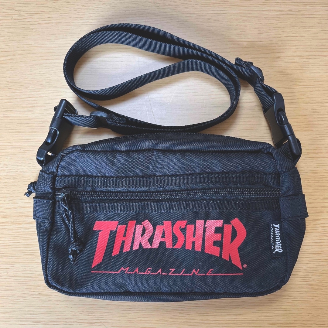 THRASHER(スラッシャー)のTHRASHER サコッシュ バッグ 黒 赤 メンズのバッグ(ショルダーバッグ)の商品写真