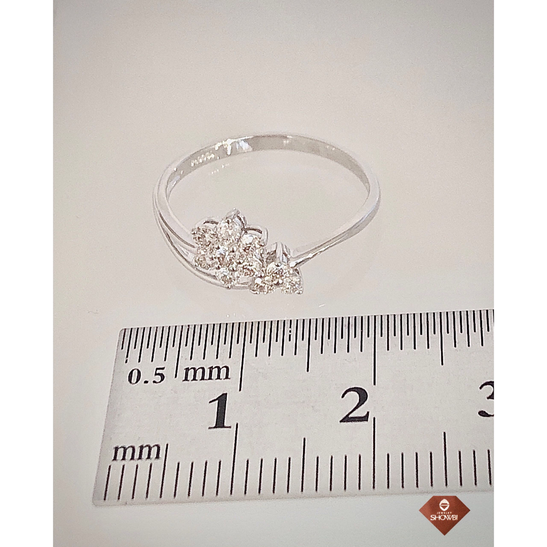 【新品】プラチナダイヤモンドリング レディースのアクセサリー(リング(指輪))の商品写真