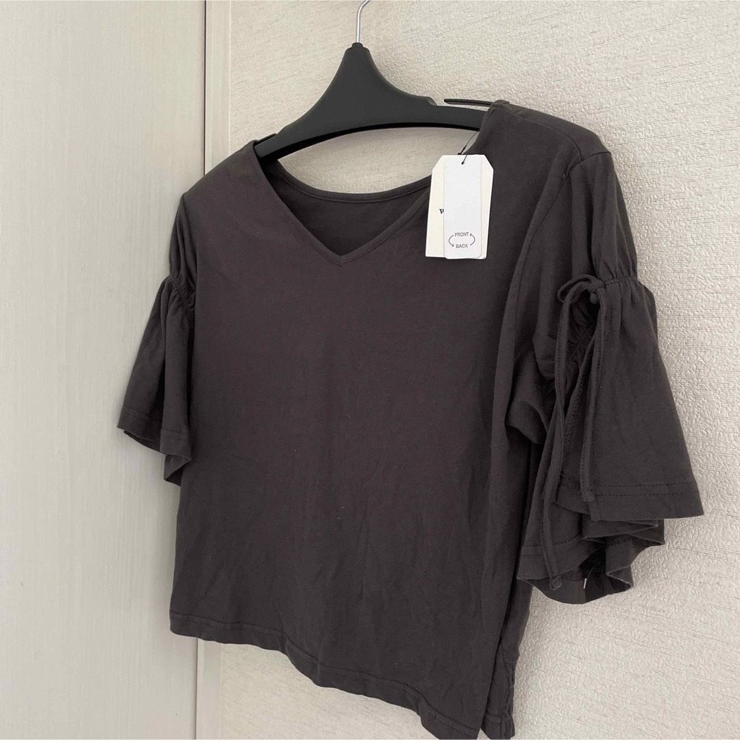 w closet(ダブルクローゼット)の新品　定価2600円　スミ黒　半袖　トップス レディースのトップス(カットソー(半袖/袖なし))の商品写真