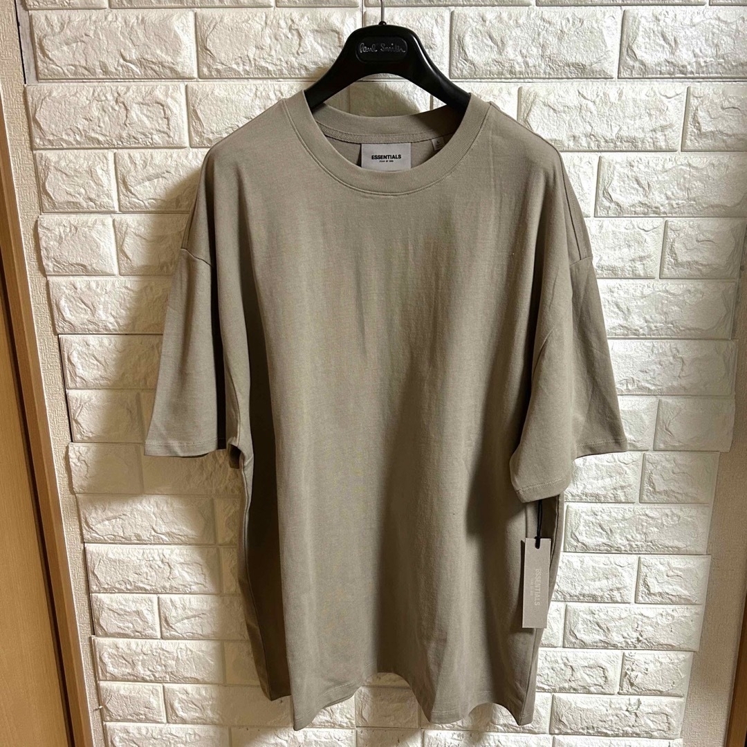 FEAR OF GOD(フィアオブゴッド)の【新品】ESSENTIALS エッセンシャルズ／3D バックシリコンロゴ L メンズのトップス(Tシャツ/カットソー(半袖/袖なし))の商品写真