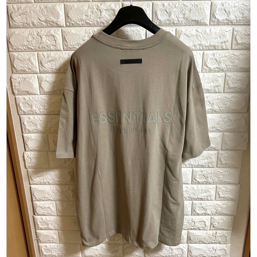 FEAR OF GOD(フィアオブゴッド)の【新品】ESSENTIALS エッセンシャルズ／3D バックシリコンロゴ L メンズのトップス(Tシャツ/カットソー(半袖/袖なし))の商品写真