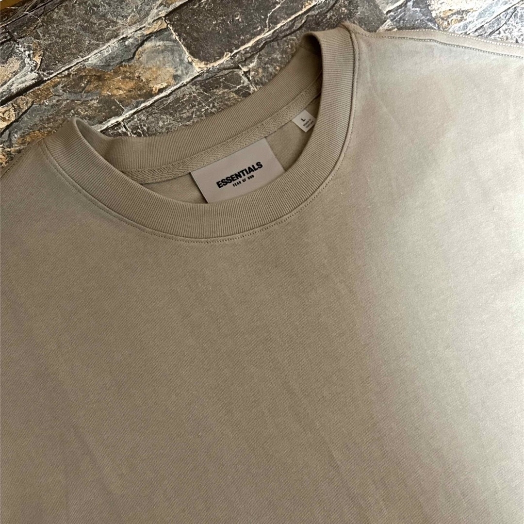 FEAR OF GOD(フィアオブゴッド)の【新品】ESSENTIALS エッセンシャルズ／3D バックシリコンロゴ L メンズのトップス(Tシャツ/カットソー(半袖/袖なし))の商品写真