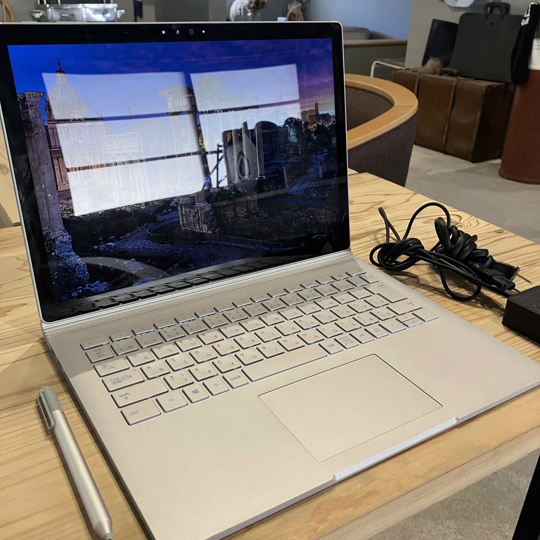 Microsoft(マイクロソフト)のSurface book i7 8GB 256GB ペン付属　美品 スマホ/家電/カメラのPC/タブレット(ノートPC)の商品写真