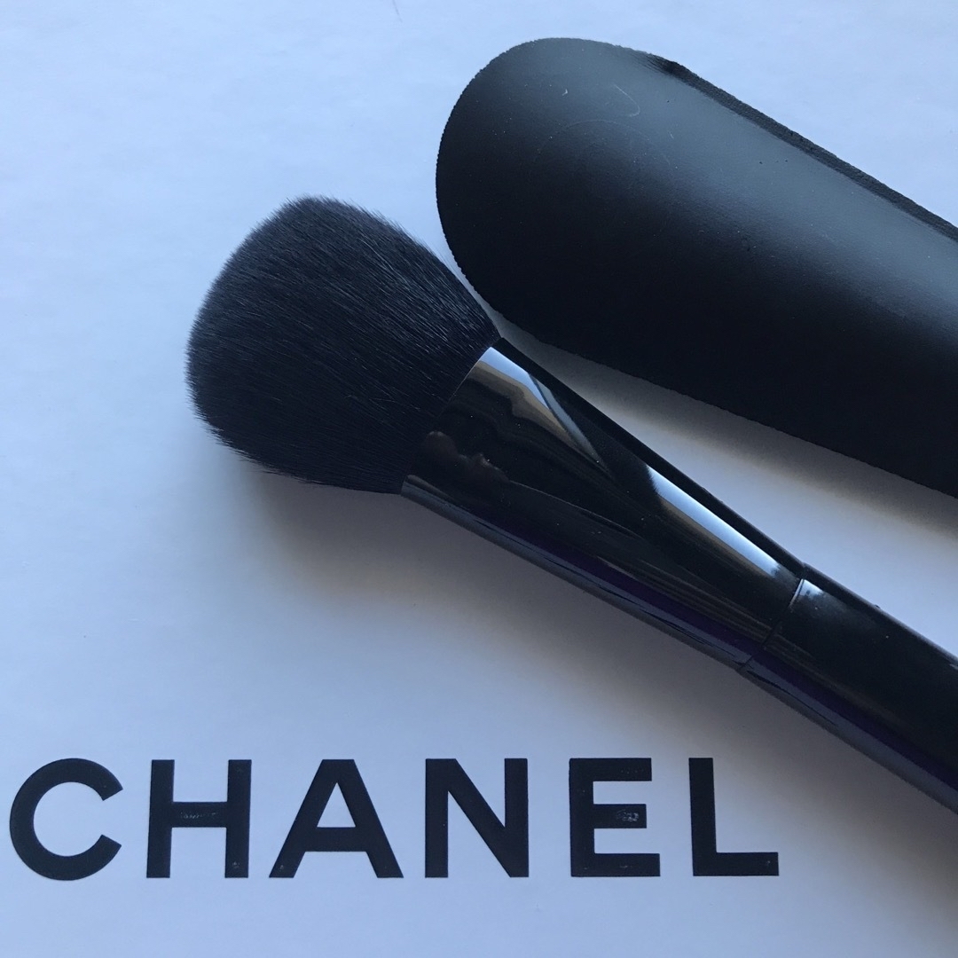 CHANEL(シャネル)のCHANEL パウダーブラシ　新品未使用 コスメ/美容のメイク道具/ケアグッズ(ブラシ・チップ)の商品写真