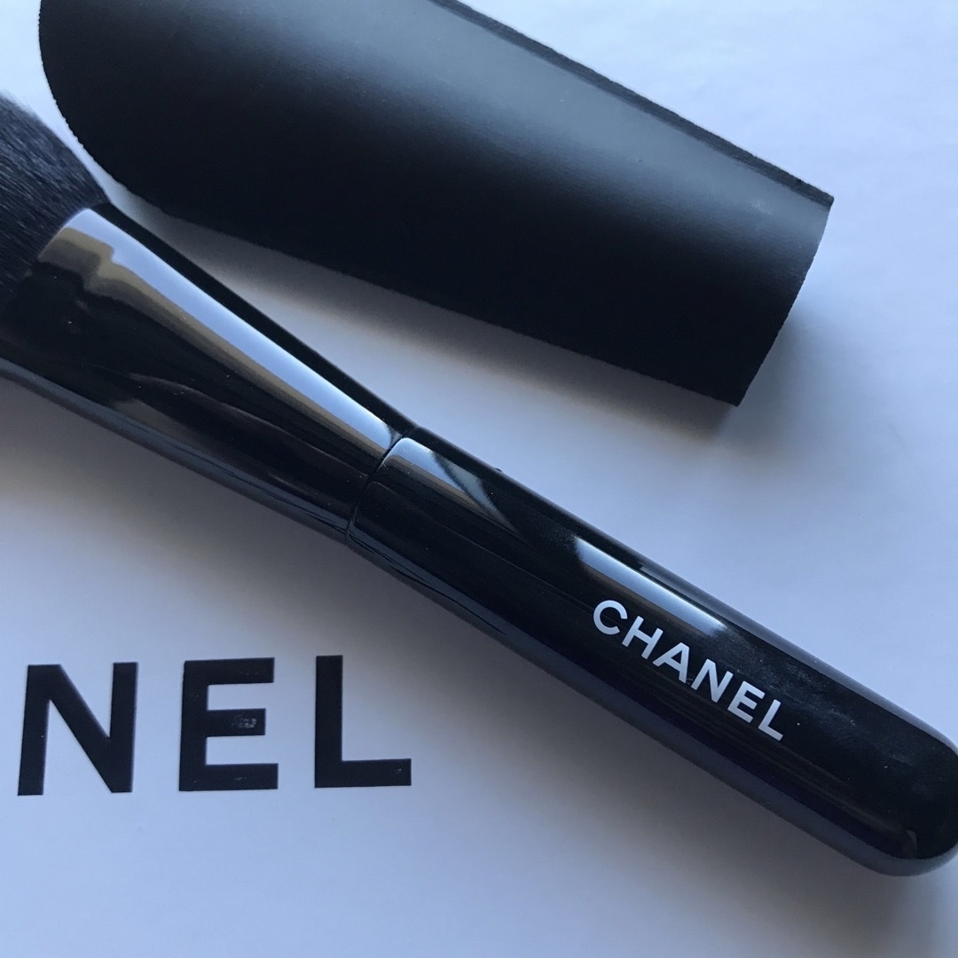 CHANEL(シャネル)のCHANEL パウダーブラシ　新品未使用 コスメ/美容のメイク道具/ケアグッズ(ブラシ・チップ)の商品写真